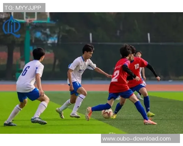 激情四溢的少年足球比赛展现团结与拼搏精神的精彩瞬间