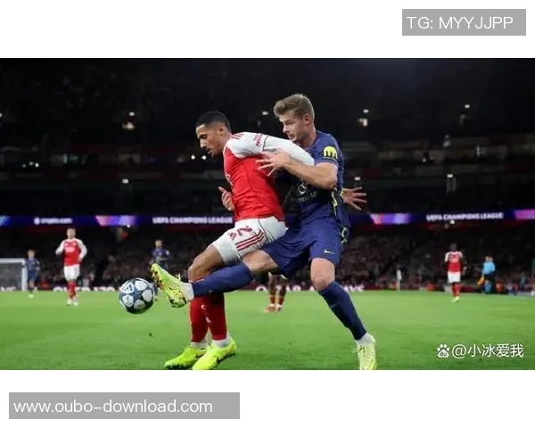 足球场上的浪漫瞬间亲吻时刻定格在激情比赛中的美丽画面